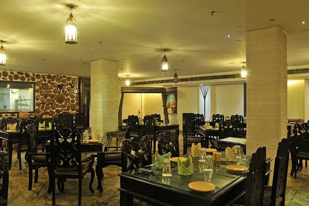 **** Hotel Taurus Sarovar Portico New Delhi India
